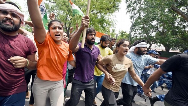 भारतिय महिला रेसलरहरुले ओलम्पिक पदकहरू गंगा नदीमा बगाउने 